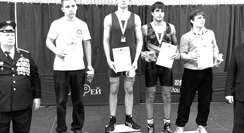 Золотой фонд Озинок:  школа греко-римской борьбы завоевала область!