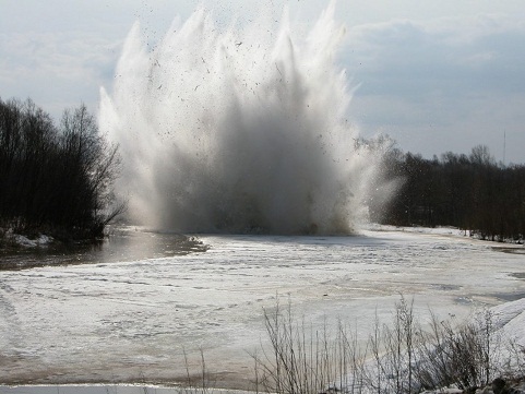 «Война»  с паводком:  Зачем спасатели взрывают  лёд на саратовских реках?