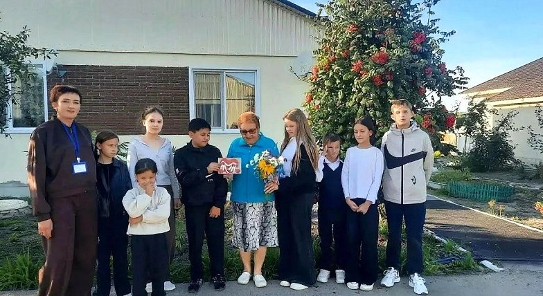 «Нескучайки» поздравляют больших друзей