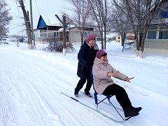 В Комплексном центре социального обслуживания Озинского района постоянно действует социальный пункт проката физкультурного оборудования «Активное долголетие».