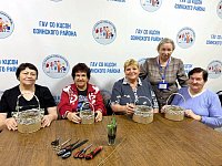 В творческой мастерской Комплексного центра социального обслуживания Озинского района получатели услуг изготовили сувенирные корзинки из бумажных трубочек и картона.