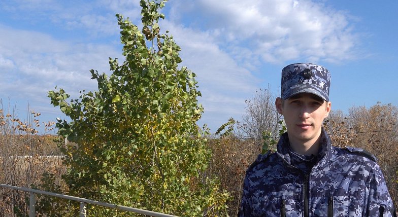 В Саратовской области сотрудник Росгвардии спас велосипедиста, упавшего с моста.