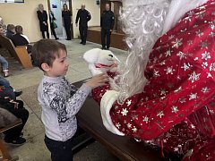 Саратовские военнослужащие и сотрудники Росгвардии поздравили с новогодними праздниками более 200 ребят.