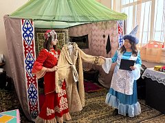 Получатели услуг Комплексного центра социального обслуживания Озинского района стали участниками познавательной программы «Традиции и обычаи казахского народа» в Доме дружбы.