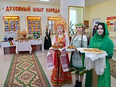 Получатели услуг Комплексного центра социального обслуживания Озинского района стали гостями торжественного открытия Года единства народов России в районном Доме культуры.