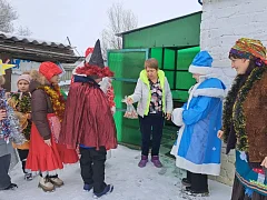 В Комплексном центре социального обслуживания Озинского района состоялось замечательное событие: юные подопечные центра, облачившись в яркие праздничные костюмы, пришли поздравить пожилых людей с Колядой.