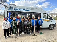 Связь поколений в действии: «Серебряные» волонтёры и молодежь почтили память героев Великой Отечественной войны
