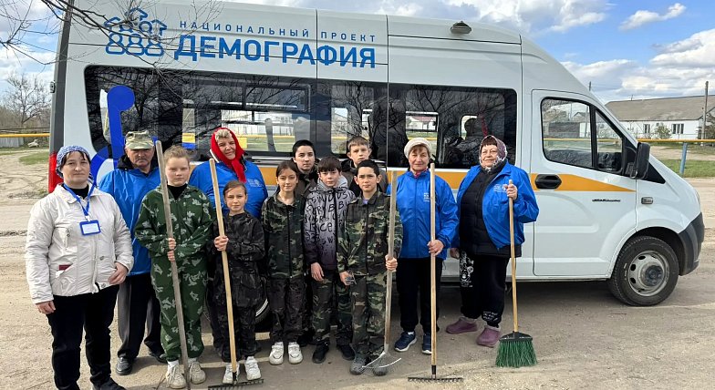 Связь поколений в действии: «Серебряные» волонтёры и молодежь почтили память героев Великой Отечественной войны