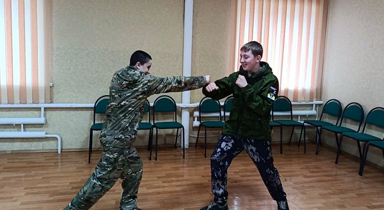 В Комплексном центре социального обслуживания Озинского района проведено очередное занятие для членов патриотического клуба «Юный друг пограничника»