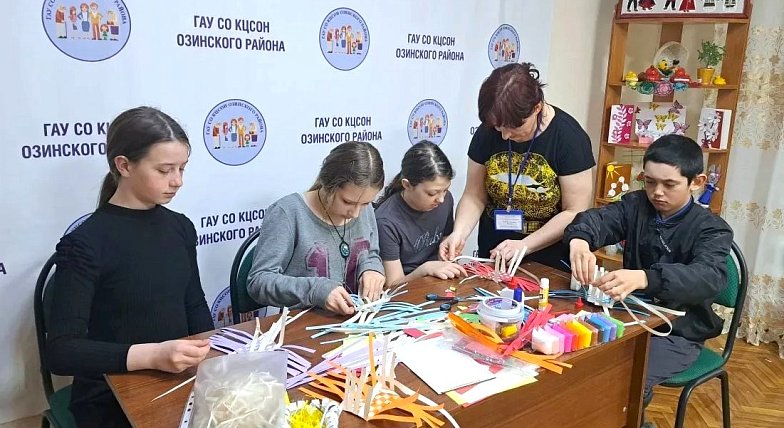 В Комплексном центре социального обслуживания Озинского района прошёл мастер-класс по изготовлению пасхальных корзинок для детей из адаптационной группы «Нескучайка»