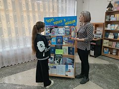 В Озинской Центральной библиотеке открылась книжная выставка "Через тернии к звездам"