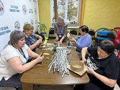 В творческой мастерской Комплексного центра социального обслуживания Озинского района получатели услуг изготовили сувенирные корзинки из бумажных трубочек и картона.