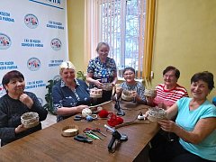 В творческой мастерской Комплексного центра социального обслуживания Озинского района получатели услуг изготовили сувенирные корзинки из бумажных трубочек и картона.