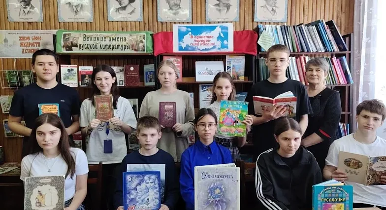 На книжных полках -  верные друзья детства 