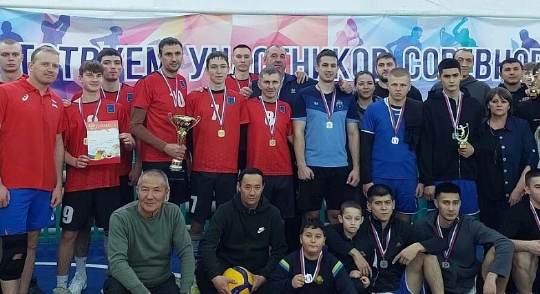Волейбол объединил три района в патриотичном турнире