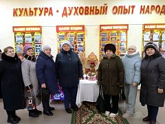Получатели услуг Комплексного центра социального обслуживания Озинского района стали гостями торжественного открытия Года единства народов России в районном Доме культуры.