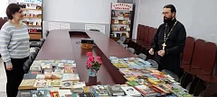 Настоятель храма протоиерей Стахий Жулин передал православные книги в библиотеку