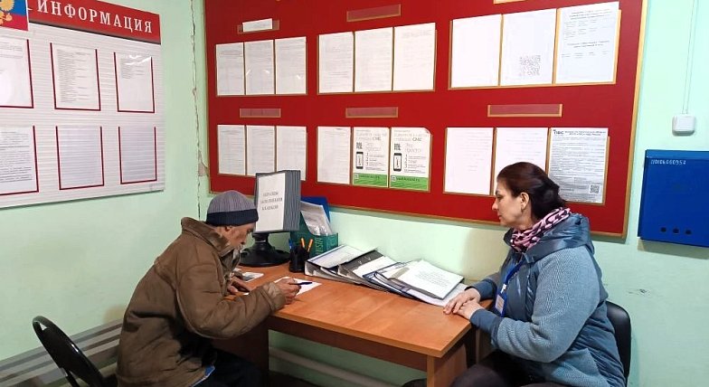 Комплексный центр социального обслуживания Озинского района продолжает оказывать экстренную помощь жителям, попавшим в трудную жизненную ситуацию.