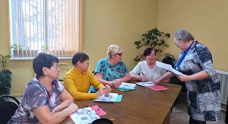 В Комплексном центре социального обслуживания Озинского района состоялась встреча с получателями услуг, посвящённая теме финансовой грамотности.