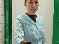 За прилавком  аптекарского пункта 