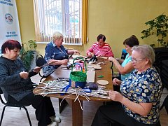 В творческой мастерской Комплексного центра социального обслуживания Озинского района получатели услуг изготовили сувенирные корзинки из бумажных трубочек и картона.
