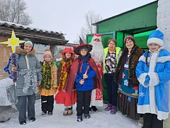 В Комплексном центре социального обслуживания Озинского района состоялось замечательное событие: юные подопечные центра, облачившись в яркие праздничные костюмы, пришли поздравить пожилых людей с Колядой.