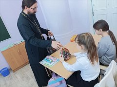 Священник и педагог воскресной школы рассказали школьникам о празднике Крещения