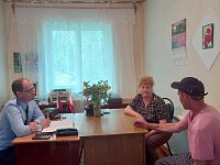 Озинский прокурор провел прием граждан в Урожайном МО