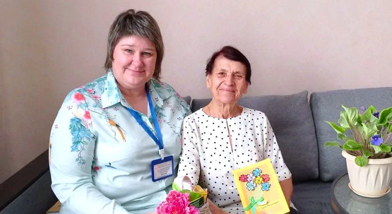 Комплексный центр социального обслуживания Озинского района поздравляет с днём рождения «серебряного» волонтёра Храмову Любовь Петровну.