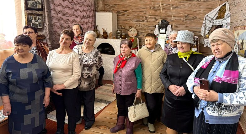 Получатели услуг Комплексного центра социального обслуживания Озинского района стали участниками познавательной программы «Традиции и обычаи казахского народа» в Доме дружбы.