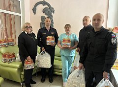 Саратовские военнослужащие и сотрудники Росгвардии поздравили с новогодними праздниками более 200 ребят.