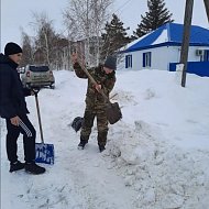 Волонтеры продолжают помогать пожилым гражданам в расчистке снега