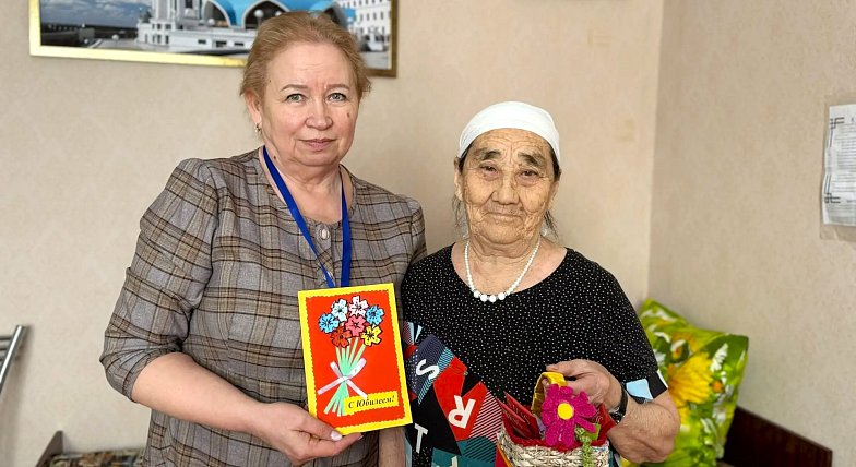 Комплексный центр социального обслуживания Озинского района поздравляет с 90-летним юбилеем Дусмуханову Румию.