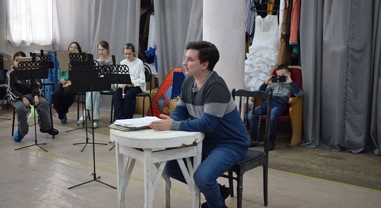 В честь Дня наставника областной театр оперетты провел экскурсии для участников фестиваля "Театральное Приволжье"