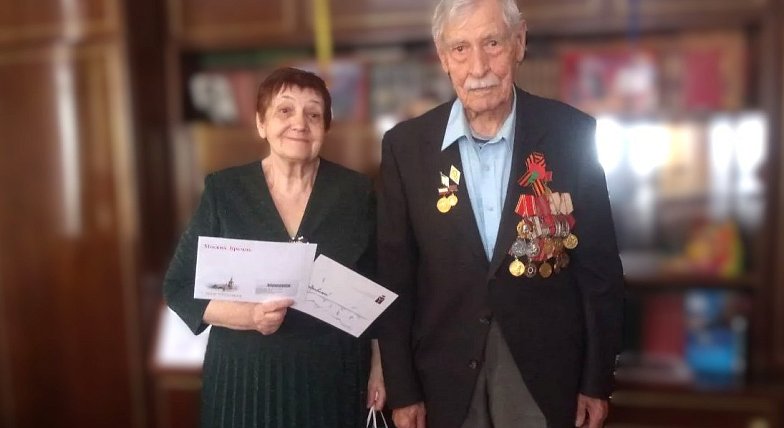 Комплексный центр социального обслуживания и «серебряные» волонтёры поздравляют с днём рождения Почётного гражданина Озинского района, труженика тыла, ветерана труда Аникина Ивана Константиновича.