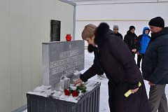 В Озинках состоялась торжественная церемония возложения цветов в честь 23 февраля