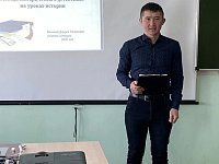 Любит её сам и за то,  чтоб любили другие