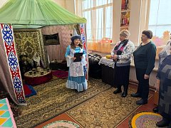 Получатели услуг Комплексного центра социального обслуживания Озинского района стали участниками познавательной программы «Традиции и обычаи казахского народа» в Доме дружбы.