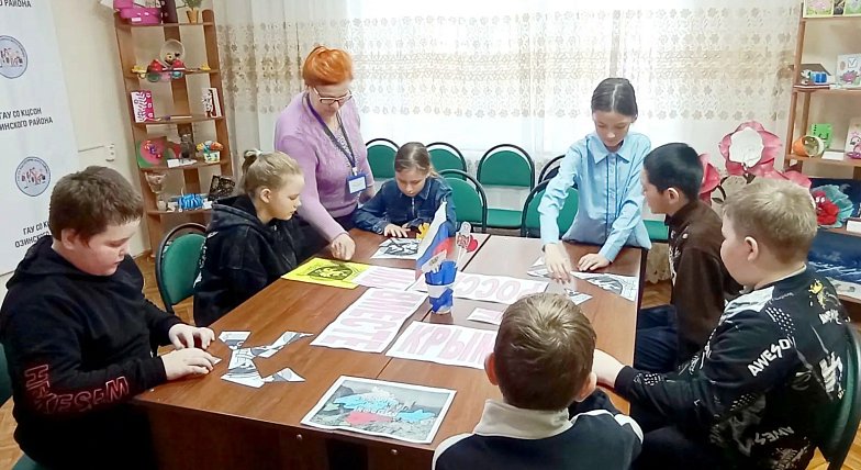 В Комплексном центре социального обслуживания Озинского района отметили важную дату – День воссоединения Крыма и Севастополя с Россией.
