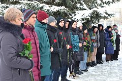 В Озинках состоялась торжественная церемония возложения цветов в честь 23 февраля