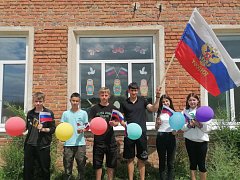 Озинки принимают участие в флешмобе в честь российского триколора 