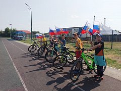 В Озинках прошел детский велопробег посвященный празднованию Дня государственного флага Российской Федерации