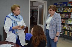 Юлия Литневская вручила платок Союза женщин матери участника СВО