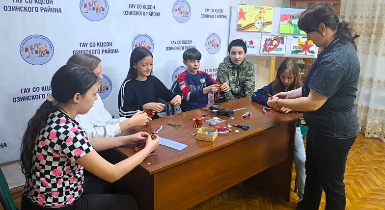 В Комплексном центре социального обслуживания Озинского района продолжается акция «Символ Победы»