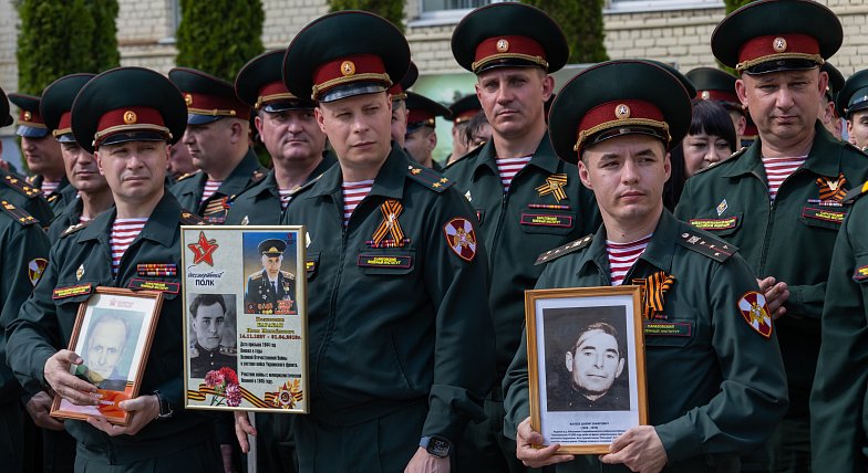 Живая связь поколений: В Саратовском военном институте Росгвардии прошло торжественное шествие "Бессмертного полка"