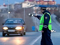 Что категорически запрещено делать инспектору ГИБДД  при проверке документов: о чем стоит знать водителю