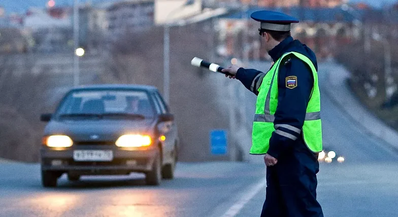 Что категорически запрещено делать инспектору ГИБДД  при проверке документов: о чем стоит знать водителю