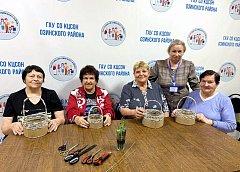 В творческой мастерской Комплексного центра социального обслуживания Озинского района получатели услуг изготовили сувенирные корзинки из бумажных трубочек и картона.