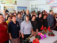 В руках родных лежат награды…
