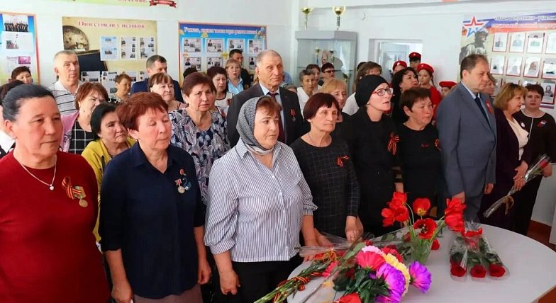 В руках родных лежат награды…